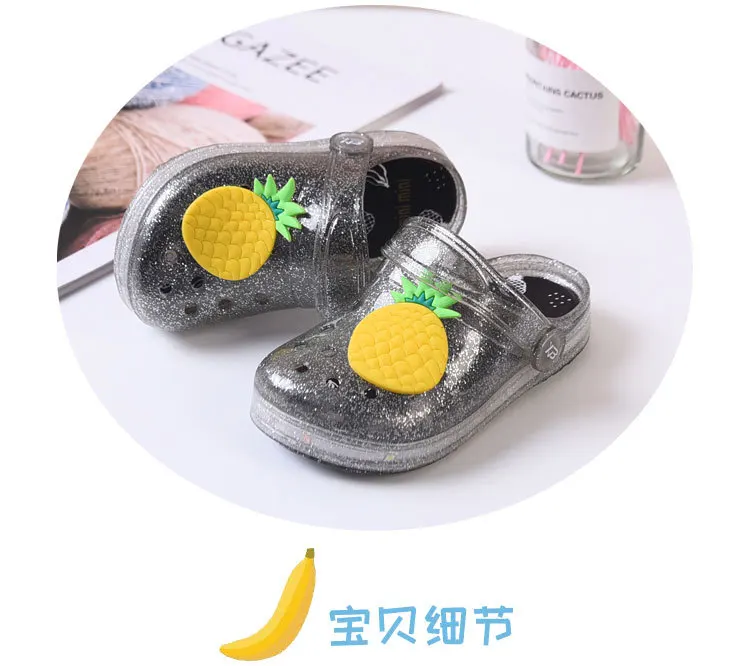 Обувь для девочек прозрачная фрукты с изображением клубники, банана тапочки со светодиодной подсветкой летняя детская одежда Non-slip отверстие светящиеся пляжные сандалии черного цвета; Размеры 25-35