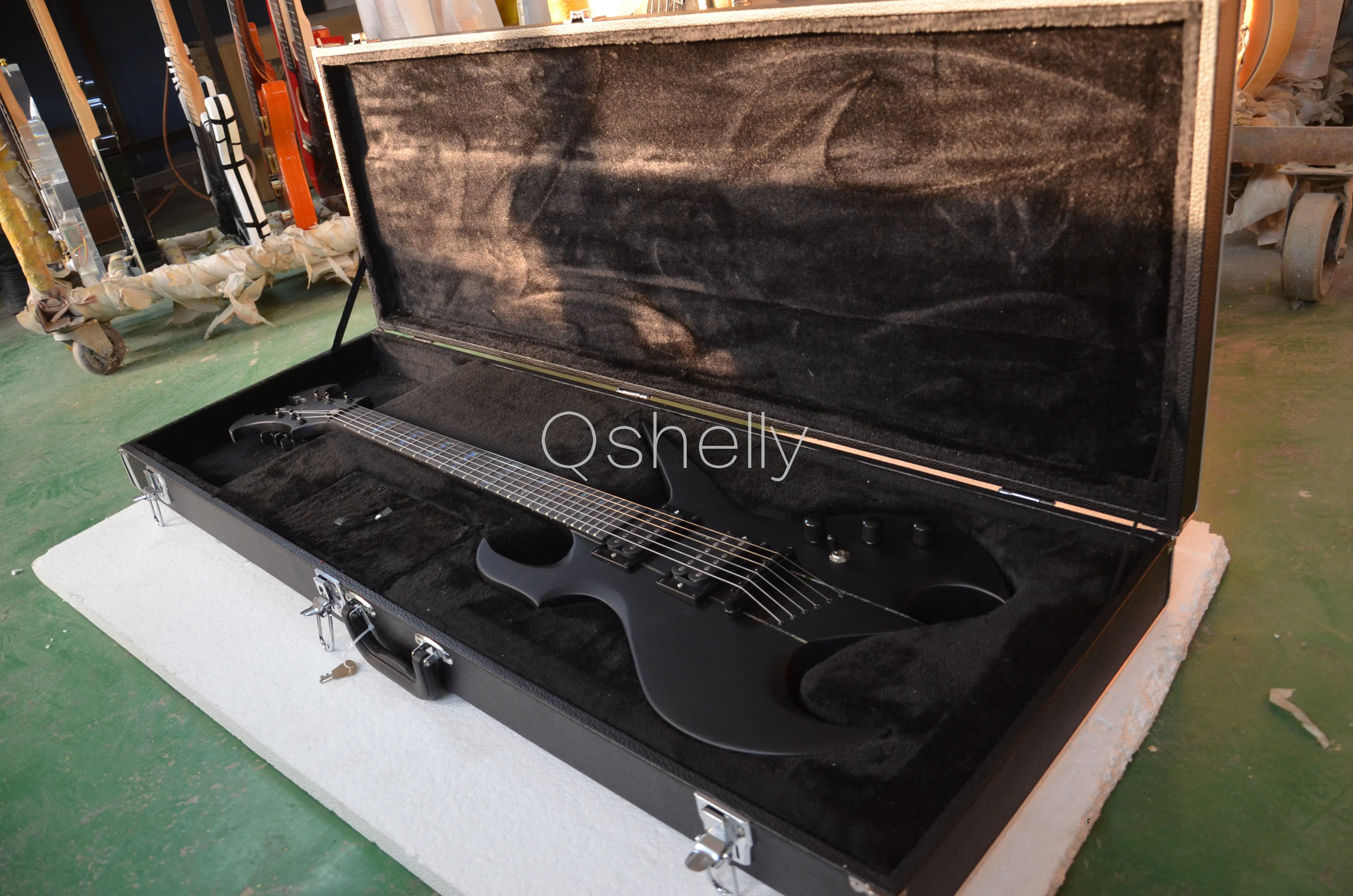 Высокое качество QShelly Пользовательские черный Ольха тела шеи через ebony fingerbord ушка Топ полоса Летучая мышь инкрустация головной убор электрогитара