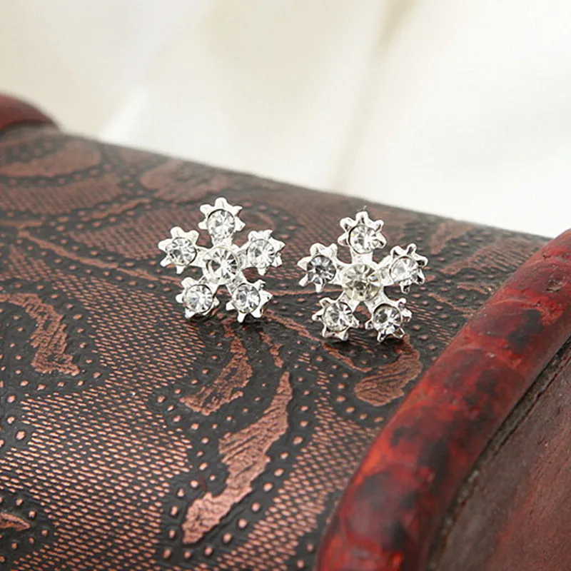 

Crystal Snowflake Stud Earrings for Women Snow Flower Earring Fashion Jewelry Cute Brincos Bijoux Christmas Day Gift 2018