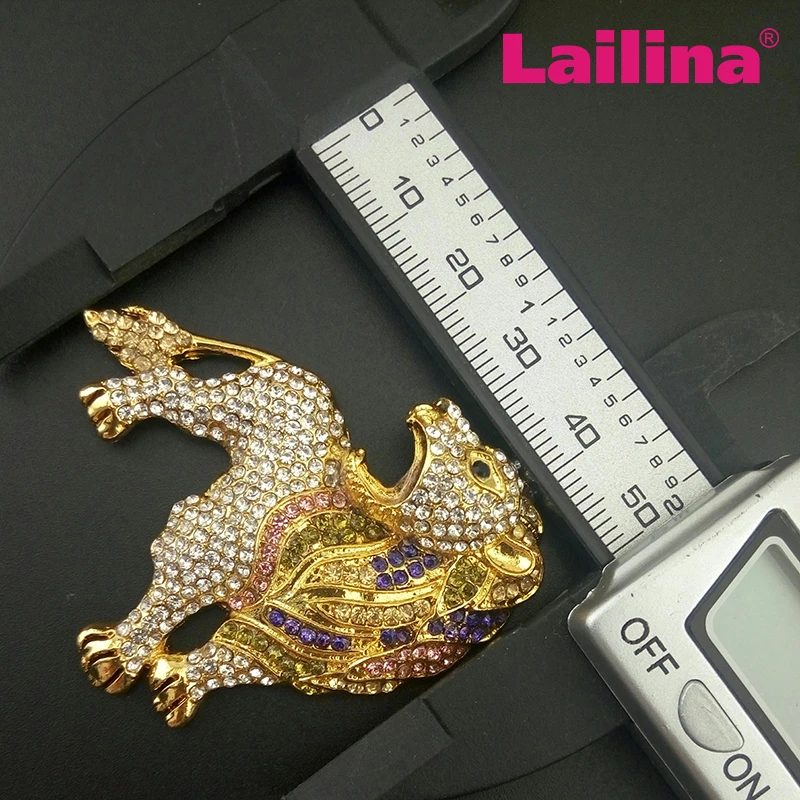 Булавка золотистого цвета с кристаллами разноцветная коричневая брошь Лев