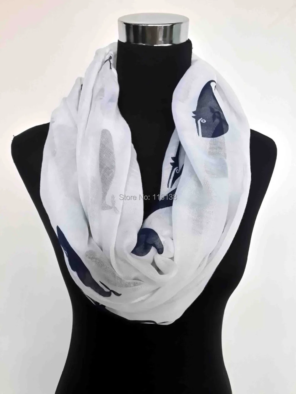 Женский бесконечный круглый шарф с принтом Кита |