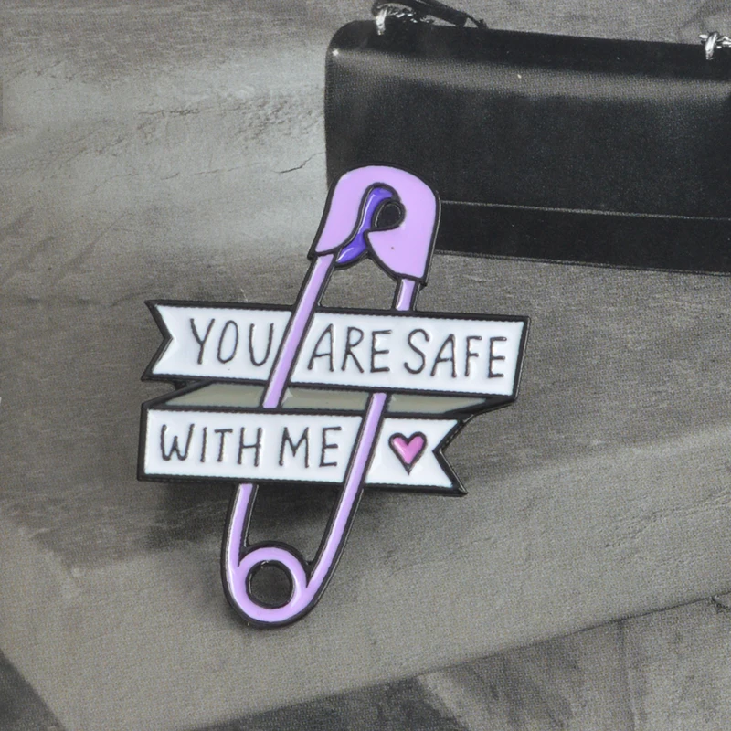 Женская/Мужская эмалированная брошь You are safe with me фиолетовая скрепка для одежды