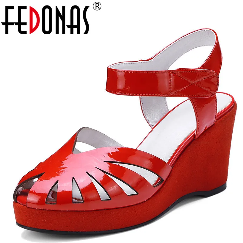 Женские босоножки с высокой пяткой FEDONAS, красные, белые, черные босоножки из лакированной кожи на танкетке и толстом каблуке, обувь на лето