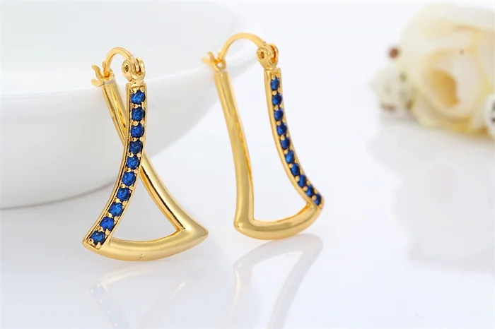 Серьги кольца женские с треугольным кластером и темно синим фианитом|earring body