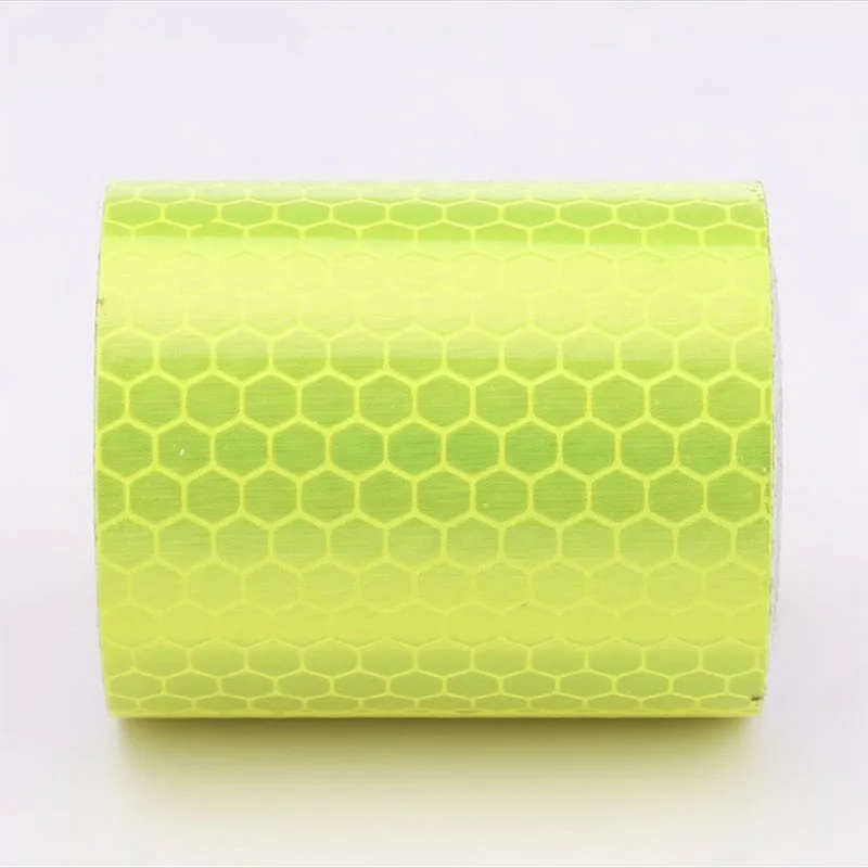 Предохранителем и универсальным питанием от источника переменного или