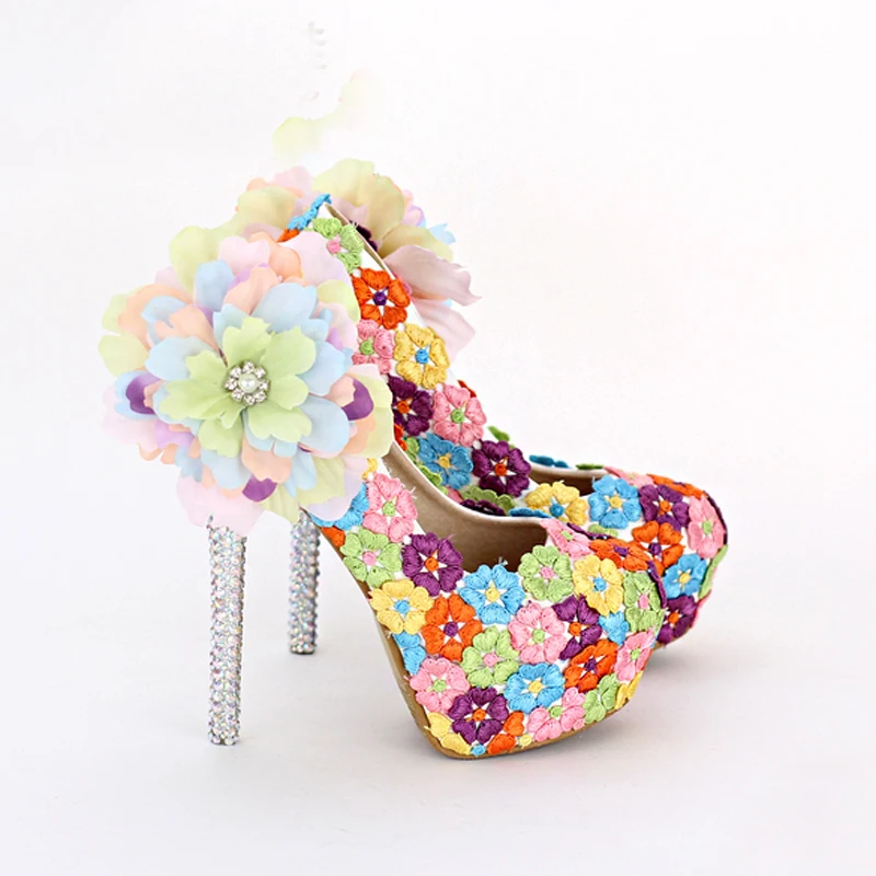 Блестящие красивые свадебные туфли на высоком каблуке с кружевом и цветочным