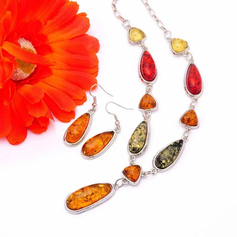 Комплект украшений из колье и серёг с серебряным покрытием |