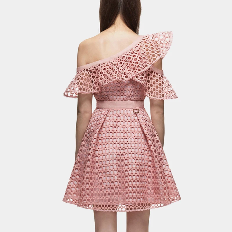 Женское асимметричное платье розовое ажурное подиумное с открытым плечом и