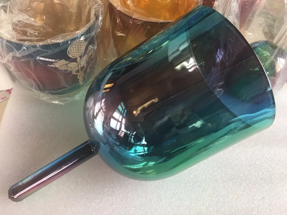 

Радужный цветной кристалл поющая чаша с ручкой для идеальной 3-й octave E note, чакра из солнечного плекса с огромной звуковой энергией 7,8 дюйма, сп...