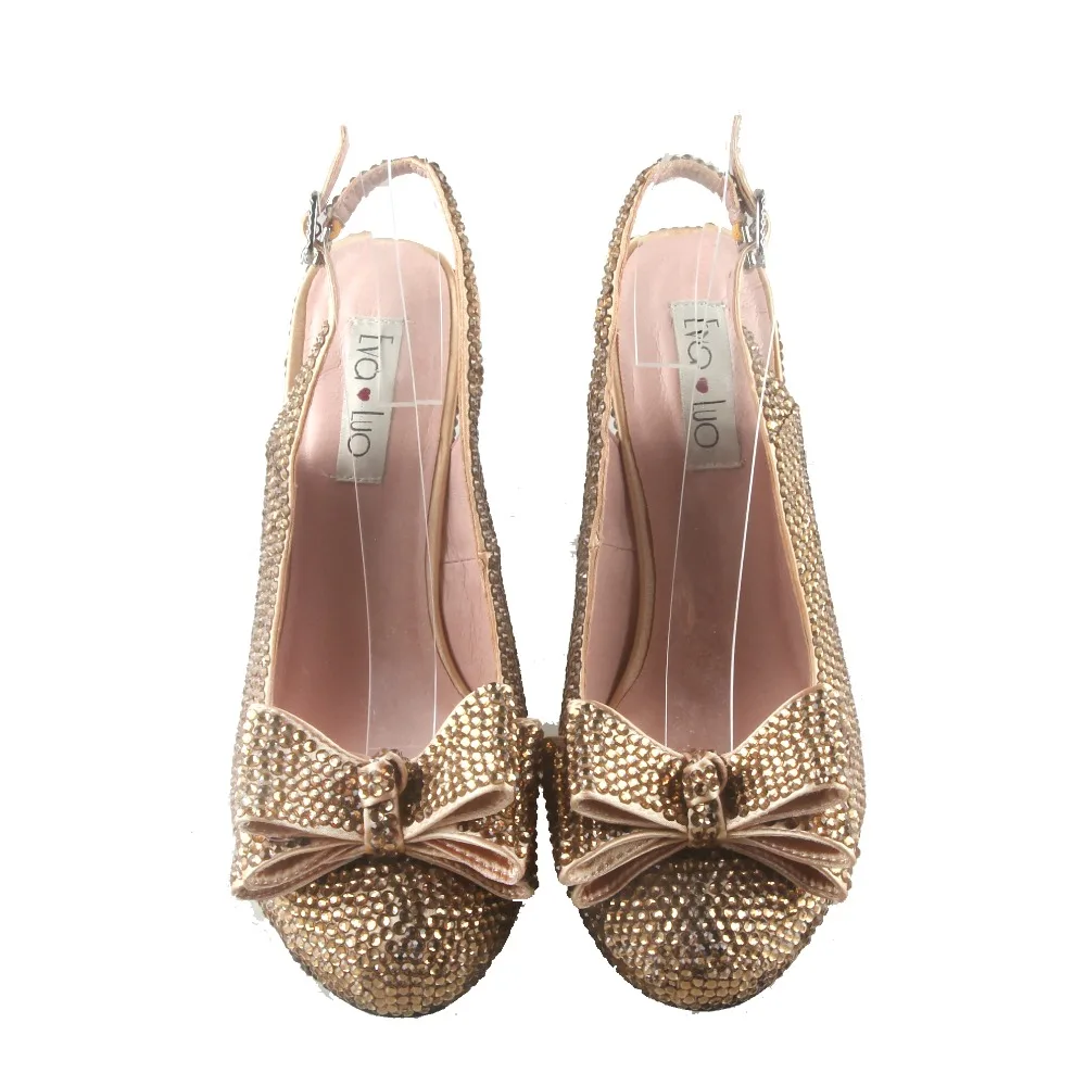 Туфли с бантом и подходящей сумочкой украшенные золотистыми кристаллами под