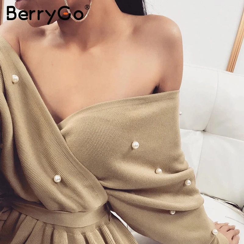 BerryGo сексуальный вязаный свитер с открытыми плечами и жемчужной баской Женский