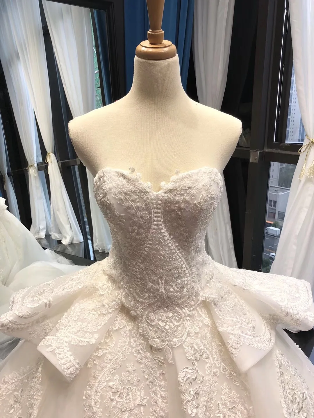 

2019 New Design Off The Shoulder Bridal Full Lace Appliqued Bridal Ball Gown Wedding Dresses