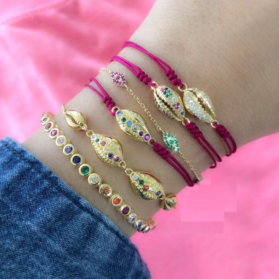 Женский пляжный браслет с радужными фианитами золотого цвета морской раковиной