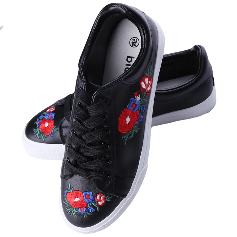 Весенние белые туфли на шнуровке женская повседневная обувь лоферы платформе с