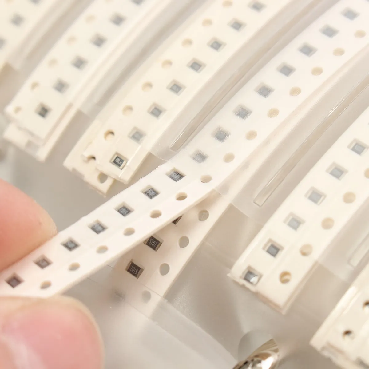 Набор резисторов в ассортименте набор 0805 1% SMD SMT 170 значений x50 ассорти книга для