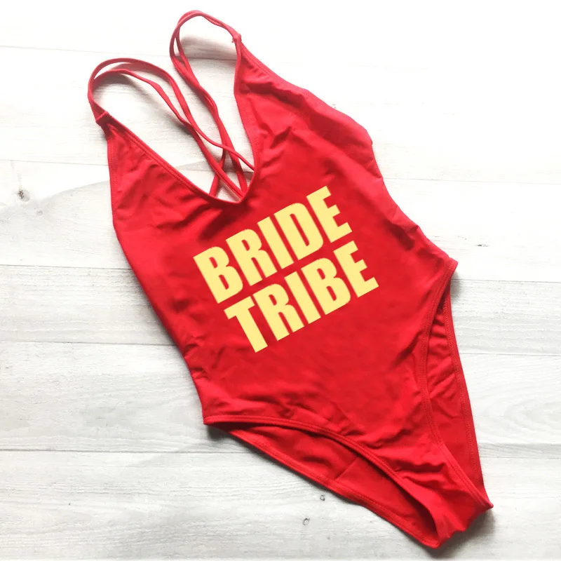 Слитный купальник с перекрестной спинкой надпись Bride Tribe буквенным принтом плюс