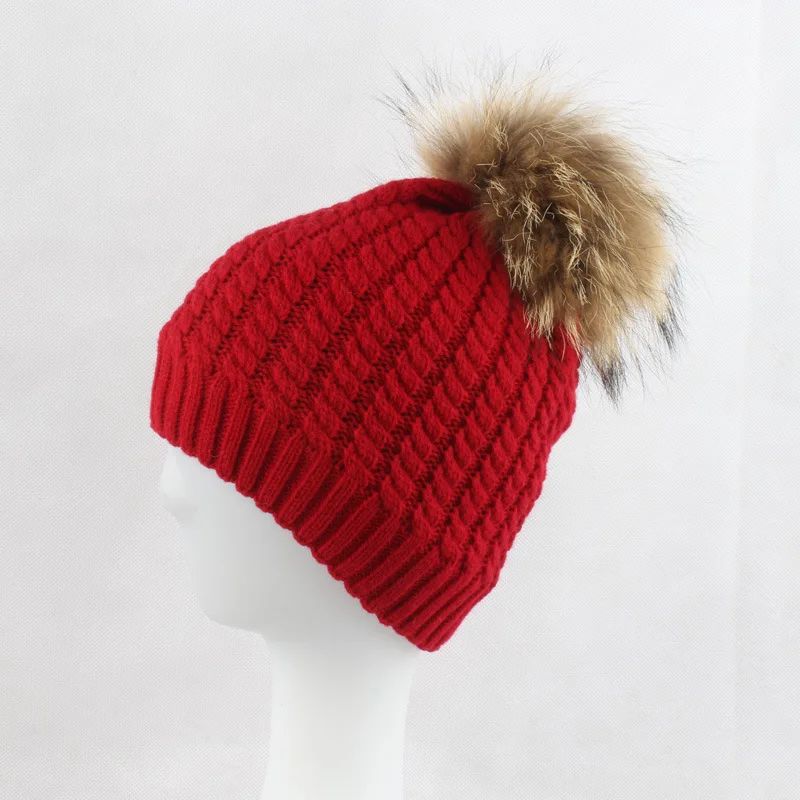 Русские женские вязаные шапки Skullies 15 см из меха енота помпон шапка женская зимняя