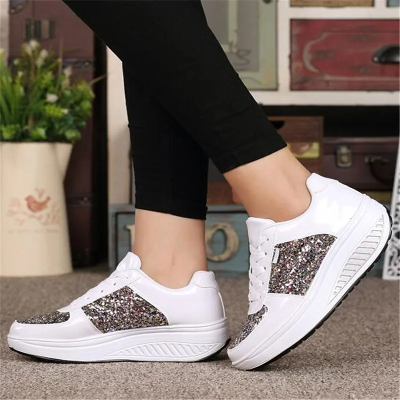 Женские блестящие лоферы на платформе золотистые серебристые Белые