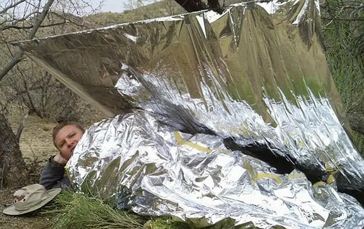 100 шт аварийное тепловое одеяло спасательный коврик фольга пространство первой