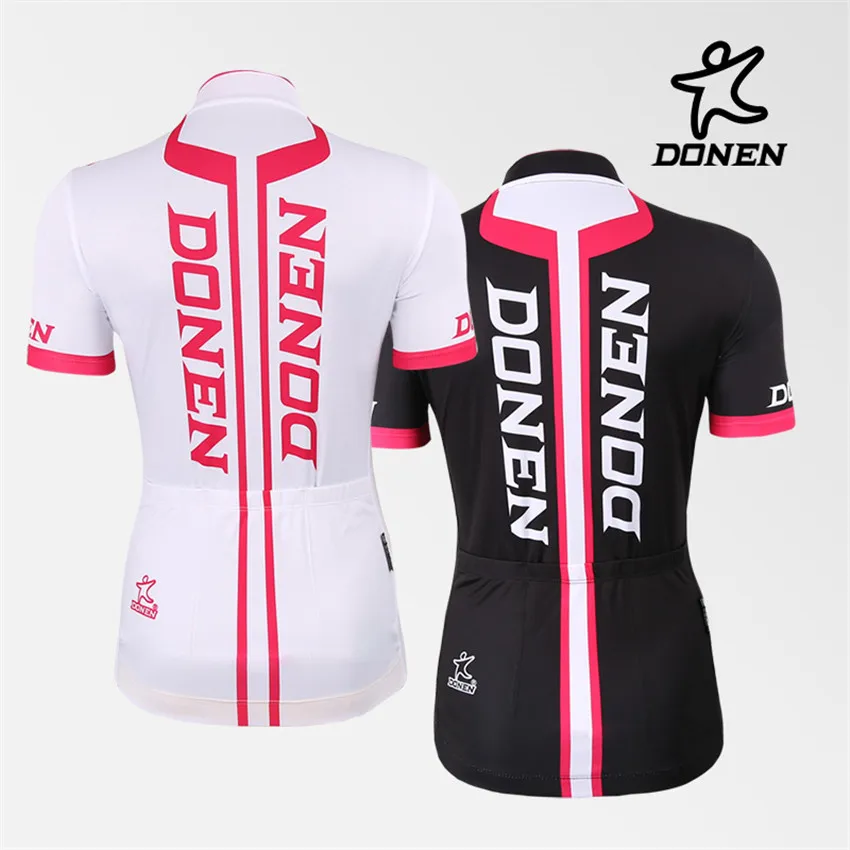 Дамский велосипедный комплект DONEN Cycling в розовой короткорукавной майке команды, с краткими шортами со шлейфами и вкладышами под гонку на велосипеде.