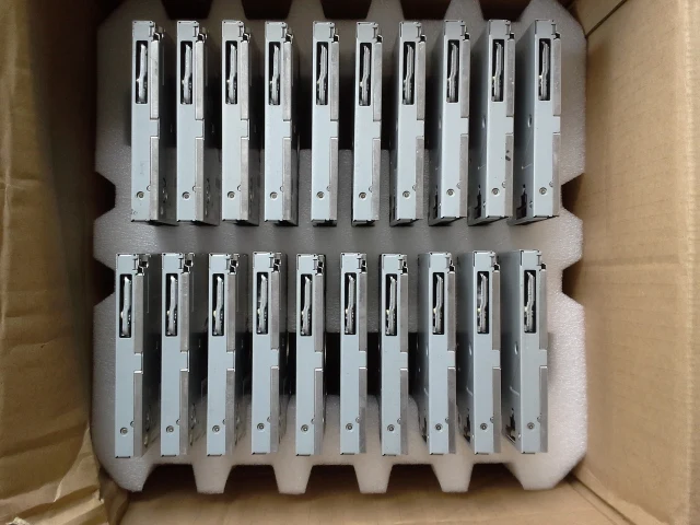 Бесплатная доставка совершенно новый Φ RAE3142 RAE2501 RAE3370 автомобильный DVD плеер с