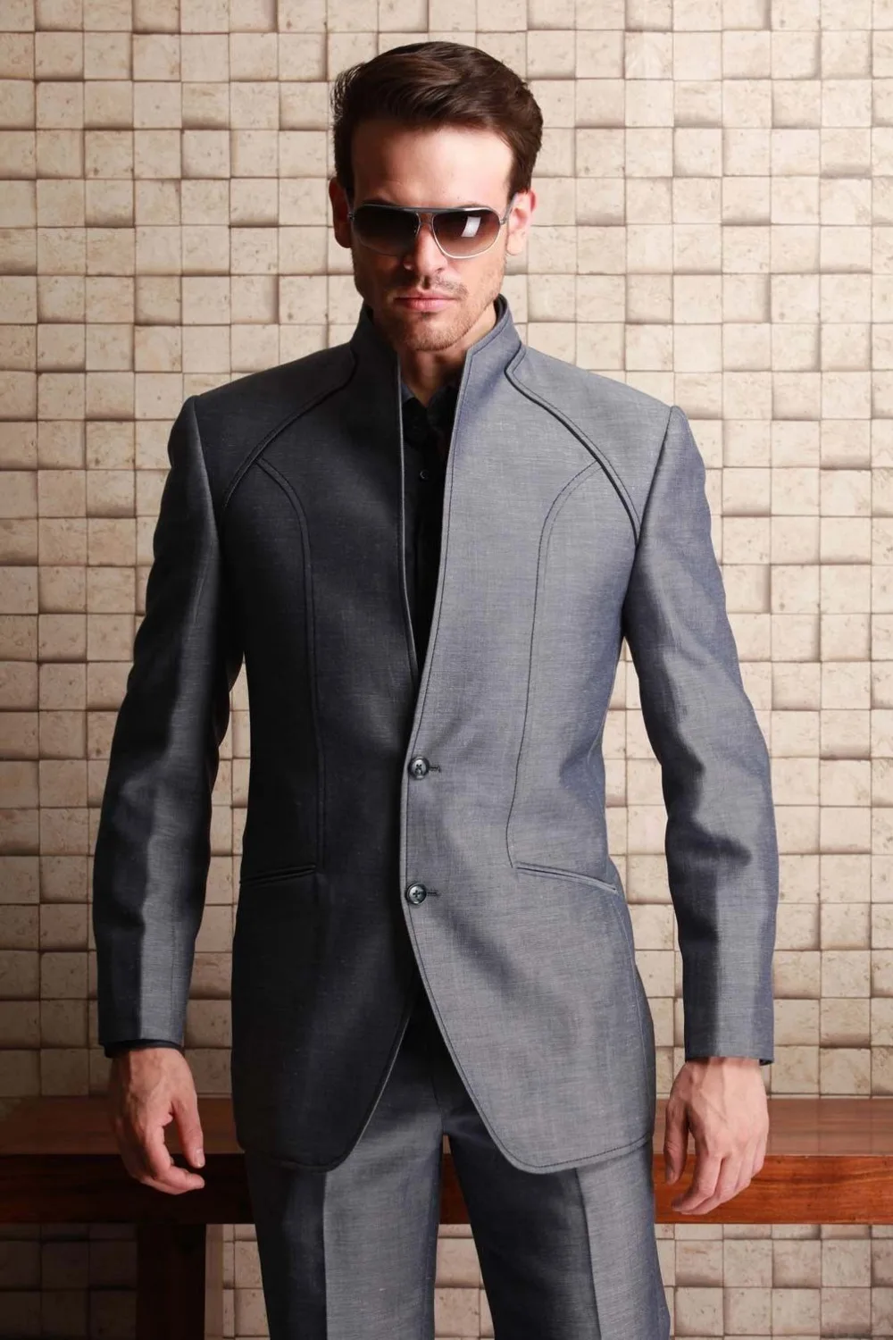 Мужской костюм из двух предметов (пиджак + брюки) серого цвета с