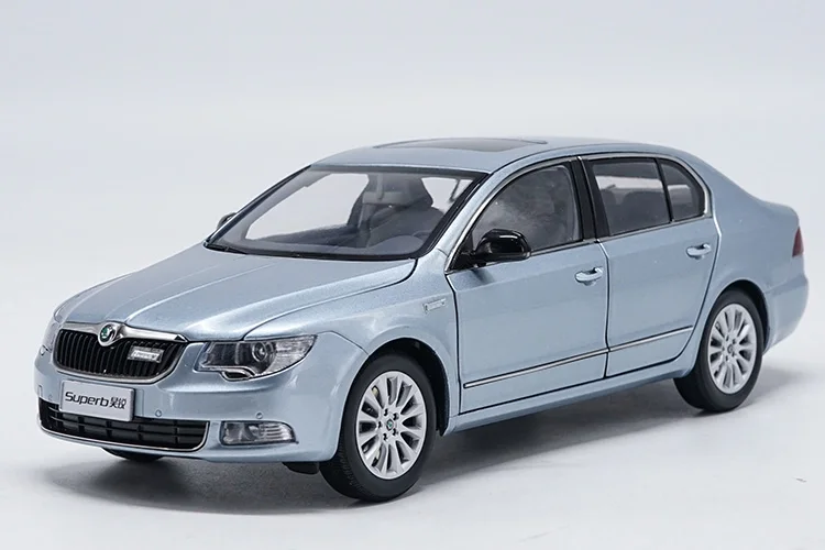 Оригинальная коробка, новинка, 1:18 Skoda Superb, литая под давлением металлическая модель автомобиля, игрушка для детей, подарки на день рождения, коллекция игрушек
