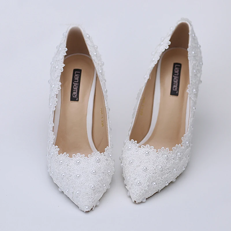 Модные пикантные свадебные туфли с острым носком украшенные белым кружевом
