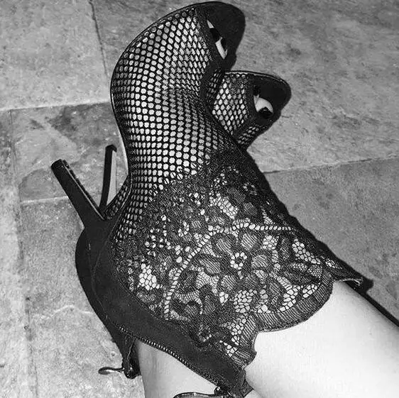 

Летние Новые Брендовые женские черные бежевые Цветочные кружевные вырезы с открытым носком на молнии сзади на тонком каблуке короткие ботинки Модная фотография