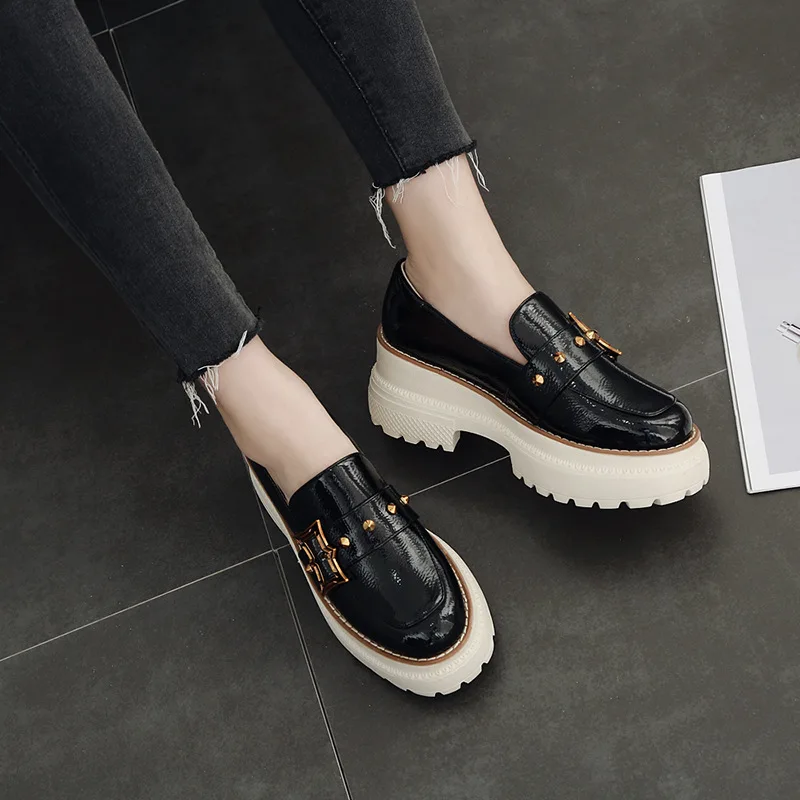 Броги в британском стиле с заклепками и пряжкой женские блестящие кожаные