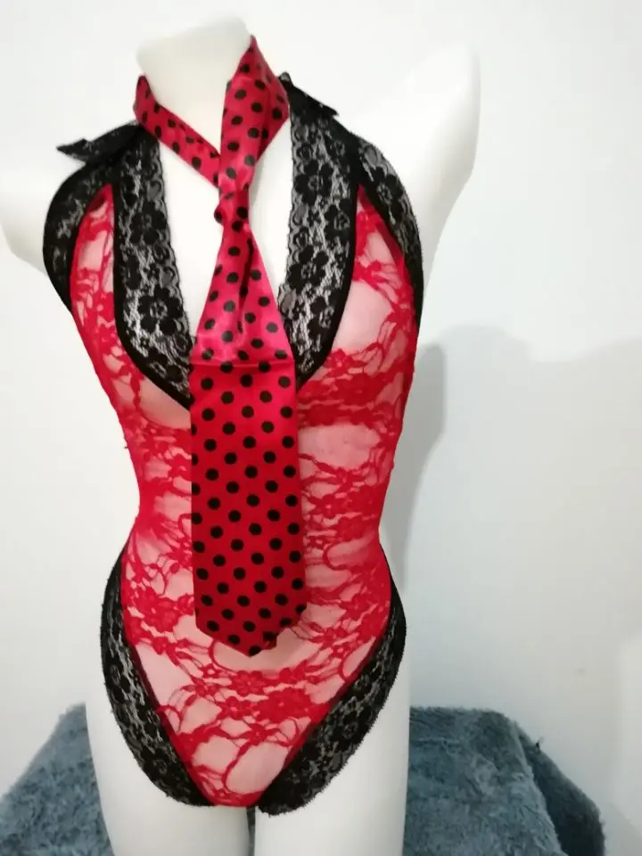 Сексуальное нижнее белье черного и красного цвета с глубоким v-образным вырезом