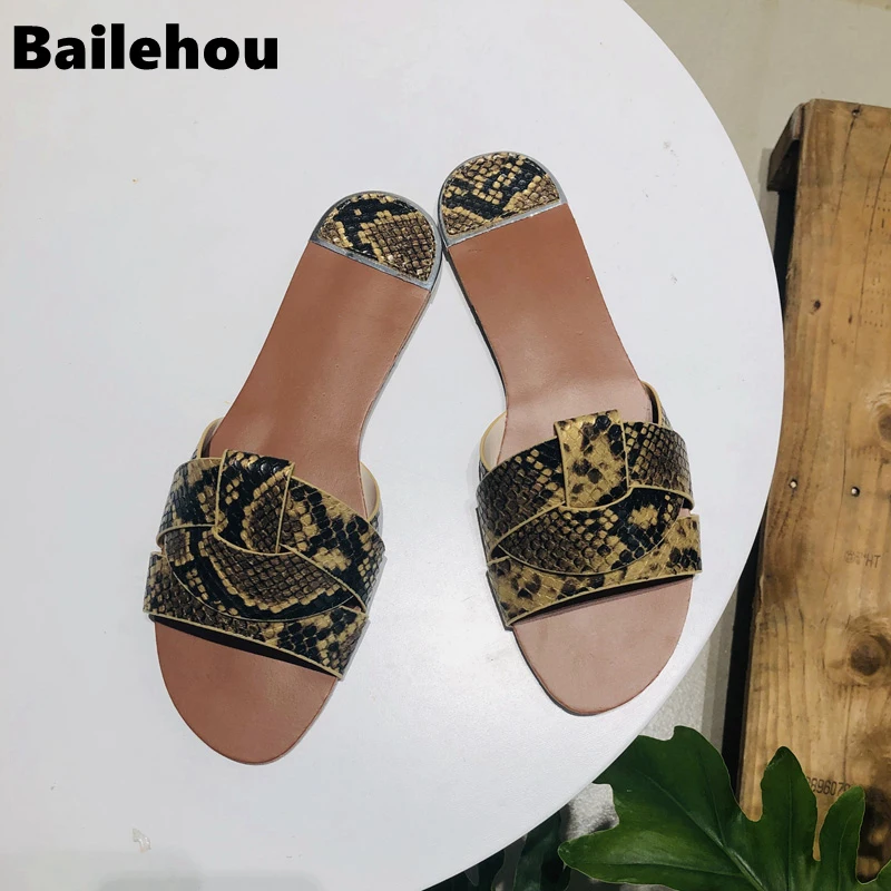 Женские летние шлепанцы Bailehou леопардовые на плоской подошве с круглым носком в