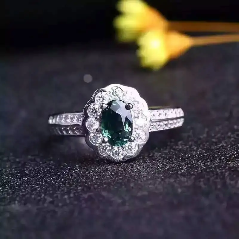 Кольцо женское из серебра 925 пробы вечерние натуральным голубым сапфиром |