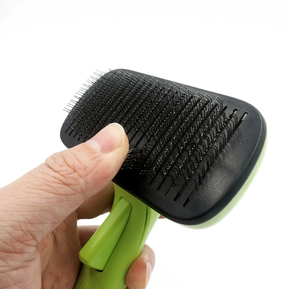 Самоочищающаяся щетка для домашних животных эффективно уменьшает выпадение на