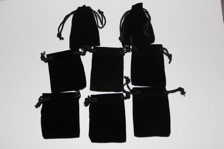 Выгодная цена 50*68 мм черный шнурок бархатная сумка для ювелирных изделий