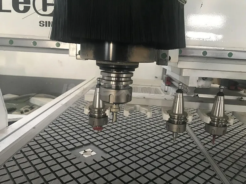 Деревянная мебель шкаф дверь делая ATC CNC маршрутизатор с 4 й Осью Вращения для