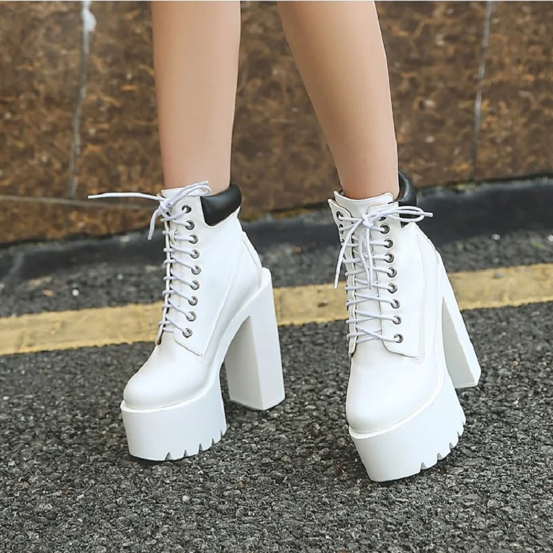 

The new European and American fashion nightclub trend with thick-soled high-heeled waterproof women's single shoes.