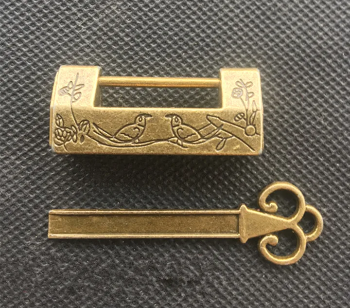 

Brass collection of retro crafts locks, magpie climbing Mei. Flower and bird locks special price.