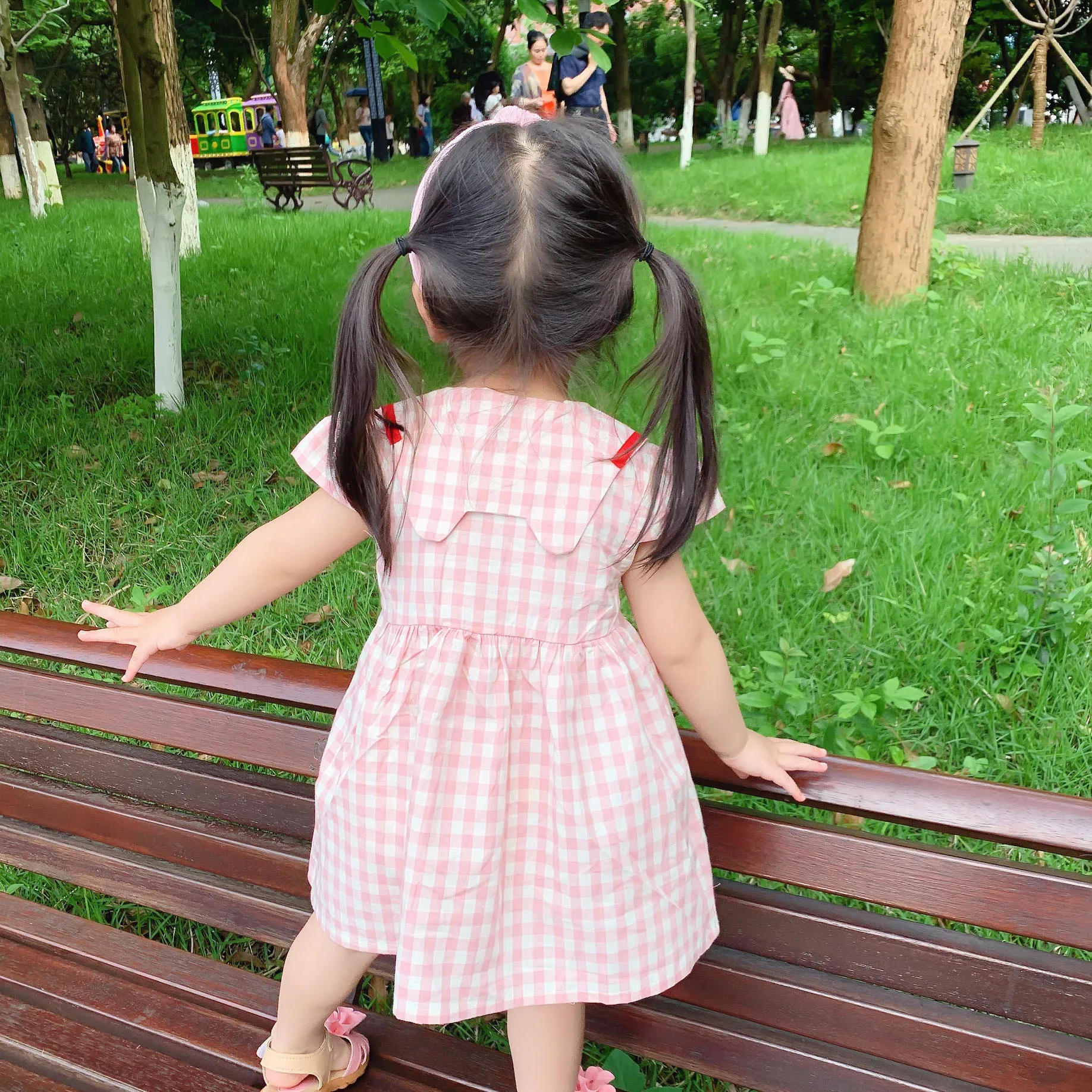 Летнее клетчатое платье на пуговицах до колена с короткими рукавами и воротником