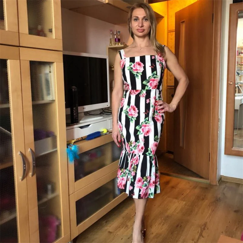 Женское облегающее платье футляр в стиле ретро с цветочным принтом и оборками на