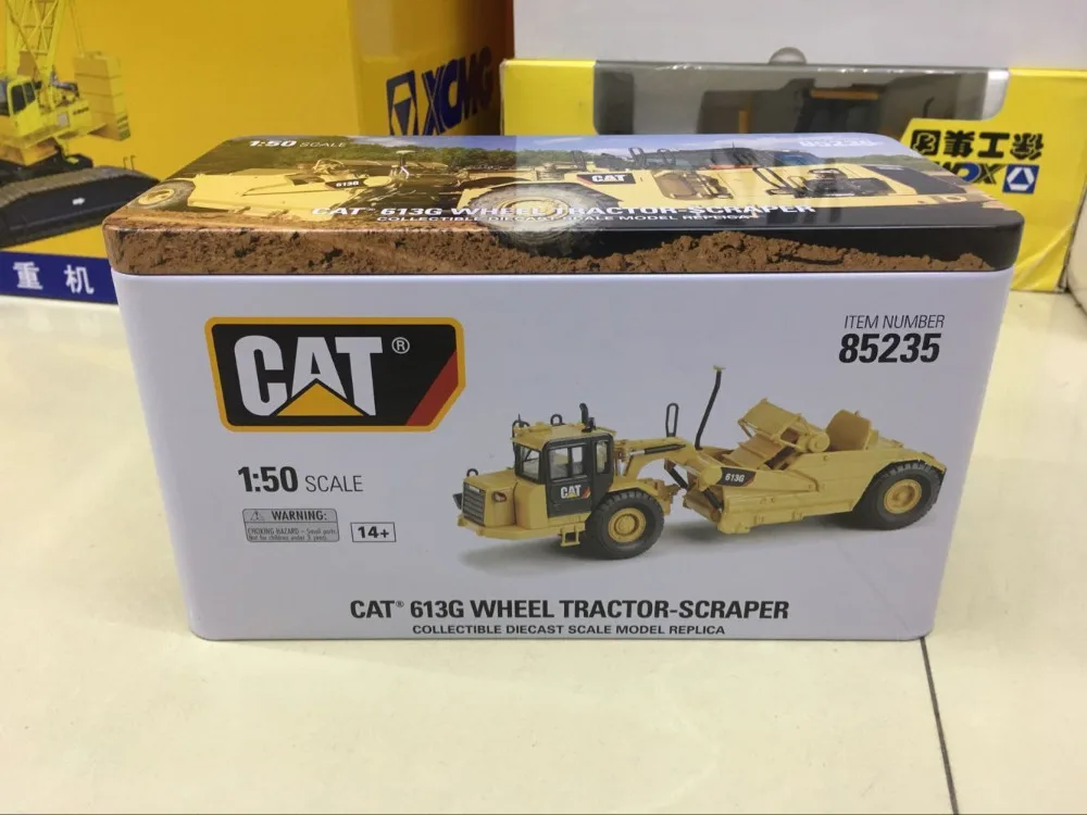 Скребок для колес CATERPILLAR CAT 613G с оператором 1/50 бренд DIECAST MASTERS DM85235 |