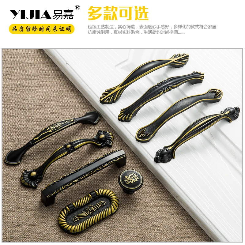 Классическая ручка и черный ящик винтажный гардероб античная дверная простой