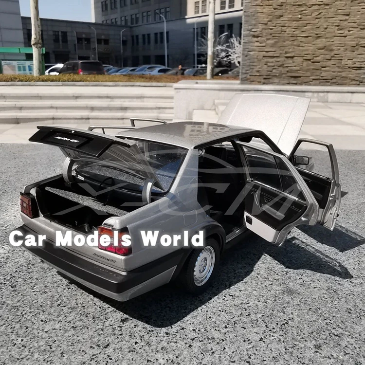 Литая модель автомобиля для старой Jetta(серебро/серый)+ маленький подарок