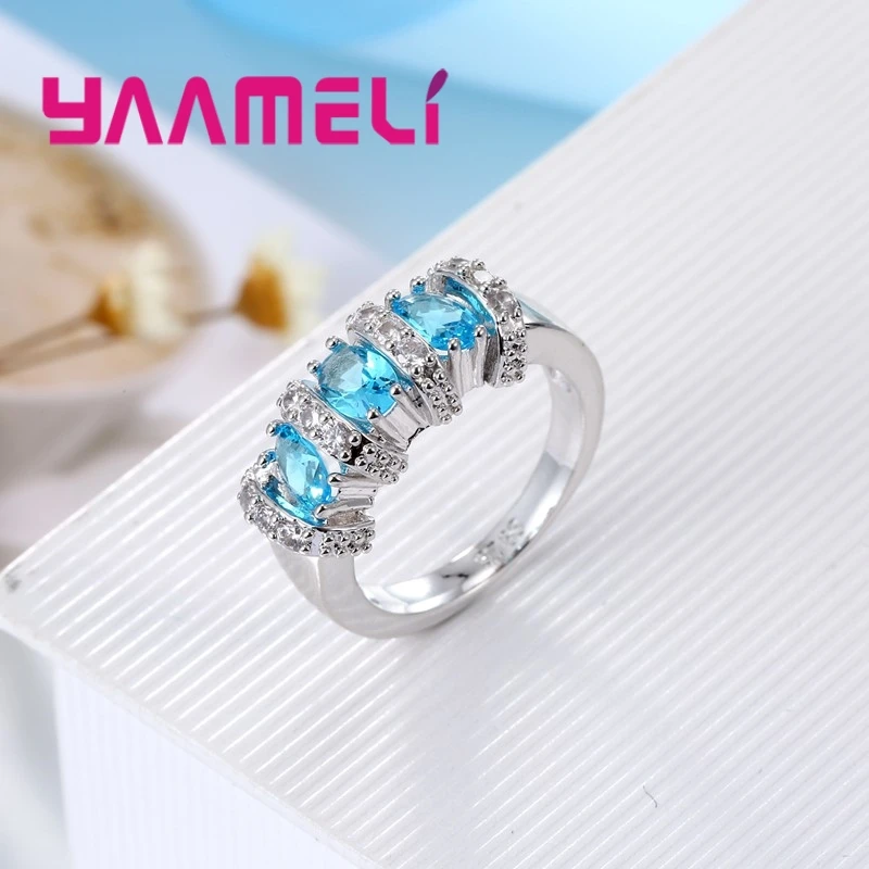 Женское кольцо из серебра 925 пробы с кристаллами