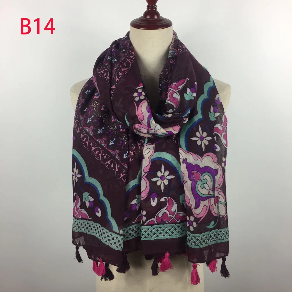2017 Fashionable Women poncho scarfs Spring tribal print blouses autumn Summer beach cover up shawl with fringe lady tassel |