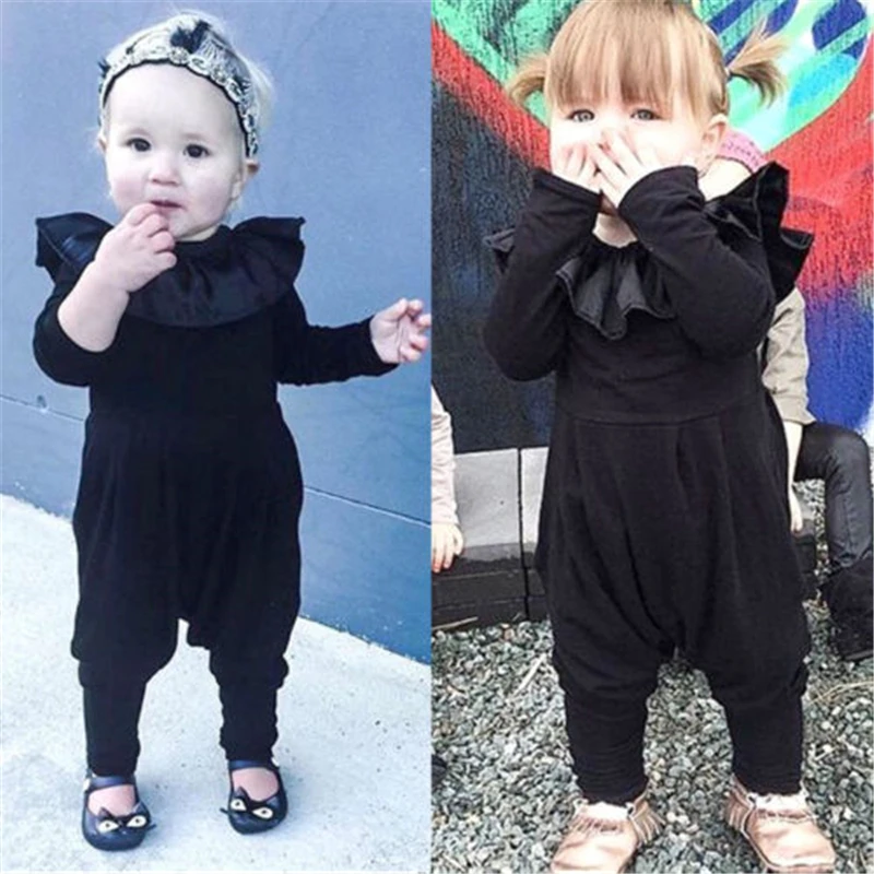 Черный комбинезон для новорожденного с оборками на воротнике и длинными