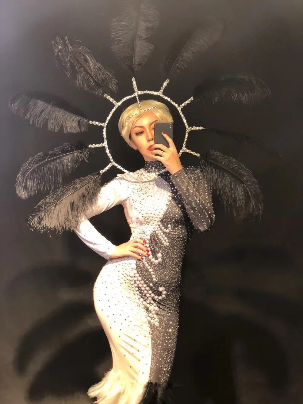 Женское платье с перьями черное или белое длинное со сверкающими кристаллами