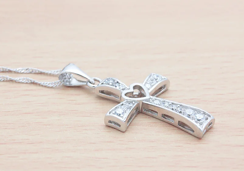 Серебряная цепочка с цирконием и вырезами в виде сердечек крест серебряная