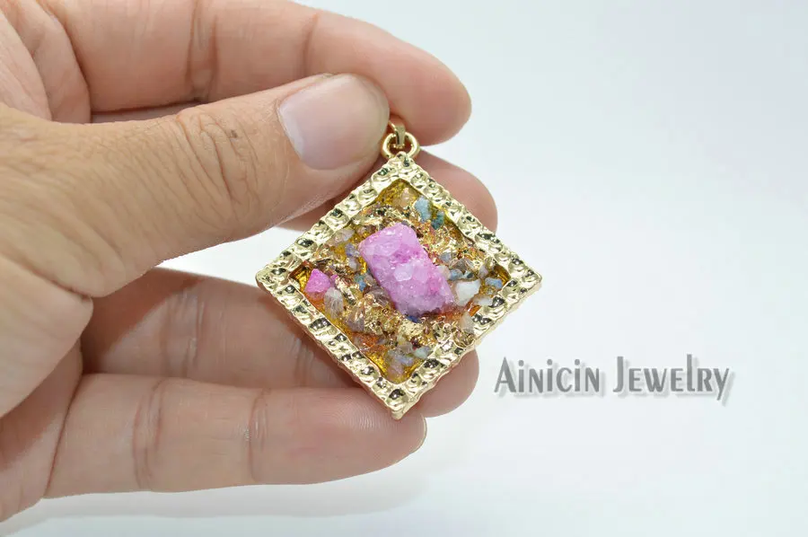 5 шт. натуральный кристалл Druzy проложили на Золотой квадрат прямоугольной формы