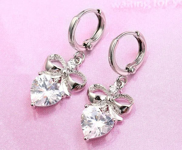 Романтические женские серьги золотистого и белого цвета с сердечком